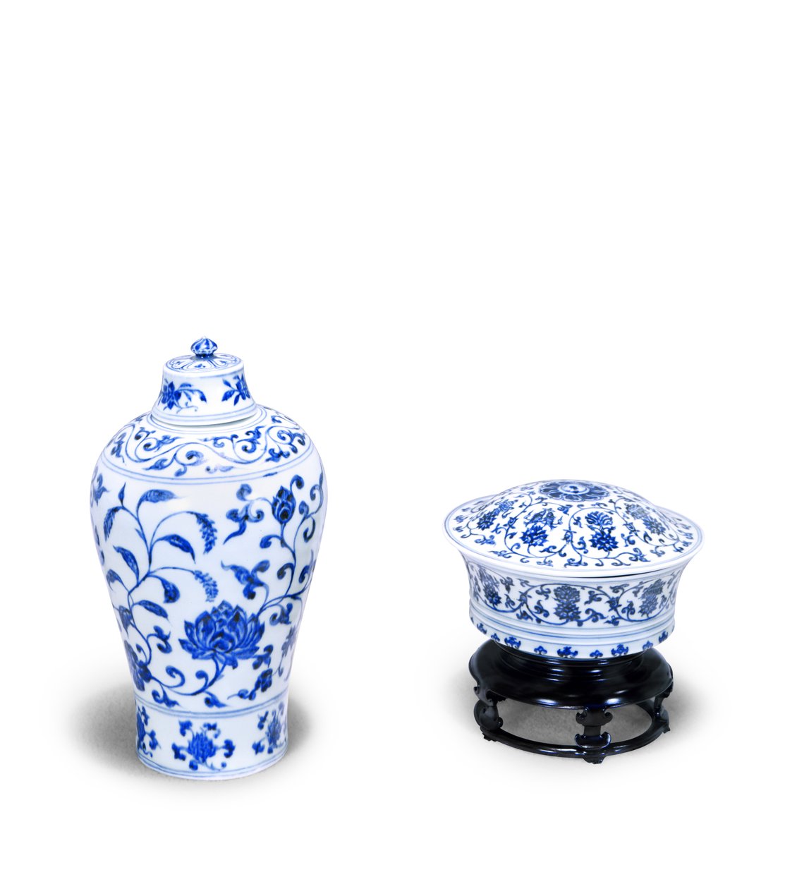 नीले और सफेद ढंके हुए कटोरे, कमल के स्क्रॉल और 8 बौद्ध प्रतीक के साथ सजाए गए, युन्दे के निशान; नीले और सफेद रंग के आवरण को कमल और पानी के पौधों से सजाया जाता है, युंग-लो अवधि (सेरा) द्वारा चीनी स्कूल