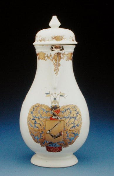 गुस्ताव गेब्रियल लुध, कियानलॉन्ग अवधि (1736-95) (चीनी मिट्टी के बरतन) की बाहों के साथ मीसेन के कॉफी पॉट द्वारा चीनी स्कूल