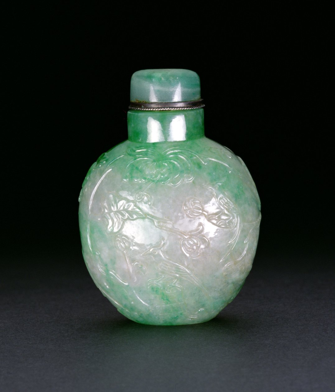 फ्लास्क को तीतर और एक तितली के साथ सजाया गया, c.1780-1850 (जेड) द्वारा चीनी स्कूल