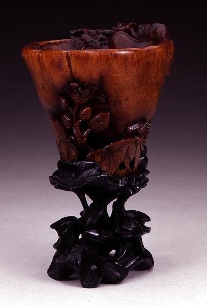 लिबेशन कप, कियानलॉन्ग अवधि 1736-95, चिंग वंश (नक्काशीदार गैंडा सींग) (142653-5 और 142694 देखें) द्वारा चीनी स्कूल