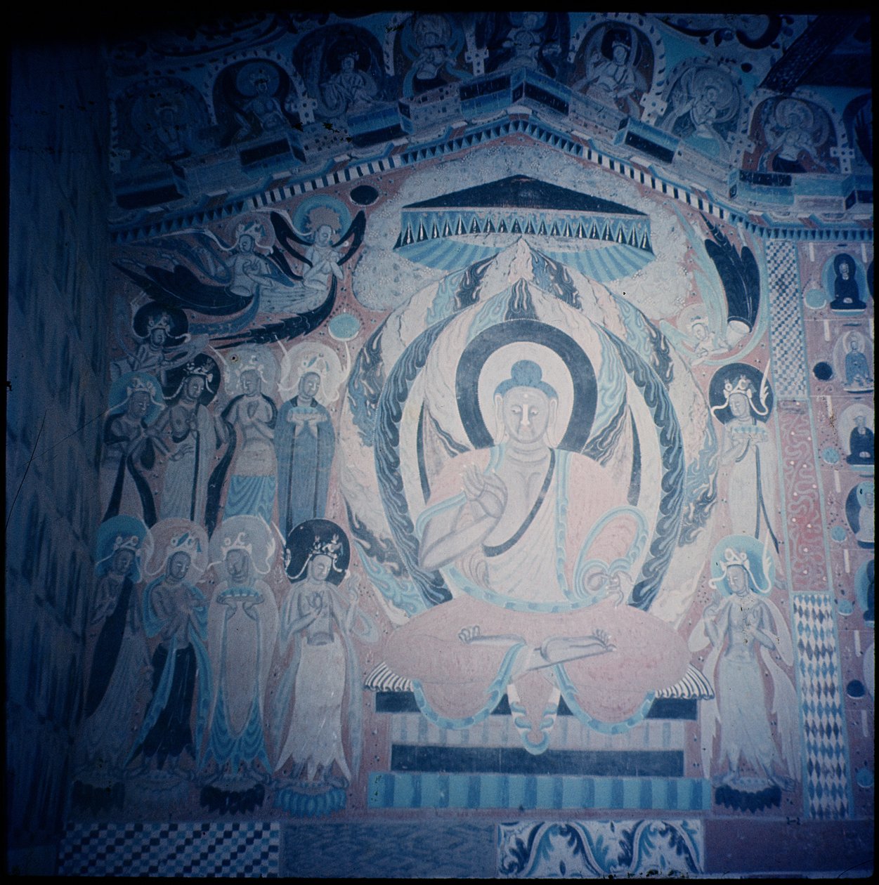 शाक्यमुनि बुद्ध उपदेश, बोधिसत्वों और शताब्दियों से घिरे, नान्बिकेओ द्वितीय काल, 501-580 ईस्वी (गुफा चित्र) द्वारा चीनी स्कूल