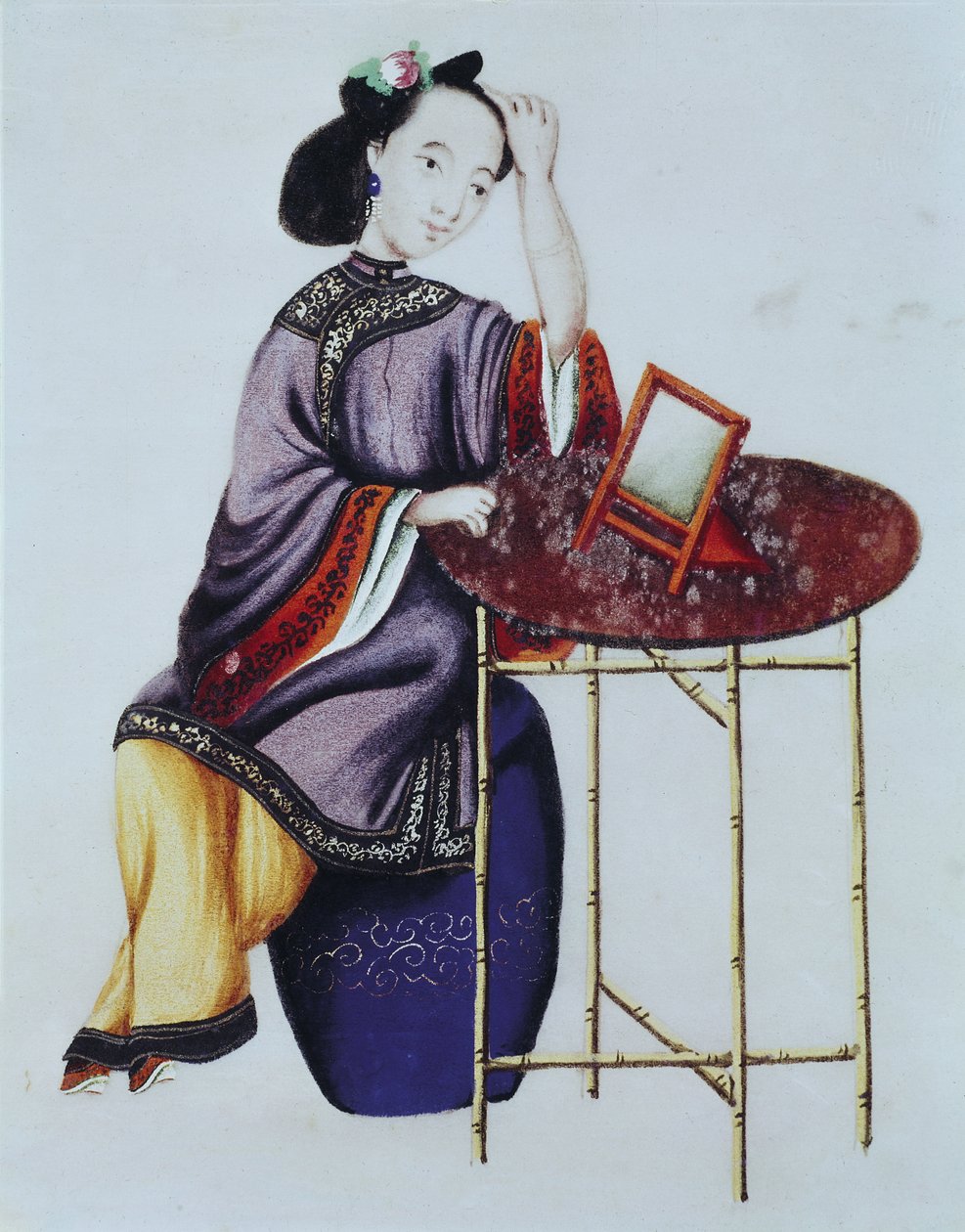 एक चीनी महिला अपने बालों को व्यवस्थित करती हुई, कियानलॉन्ग पीरियड (1736-96) द्वारा चीनी स्कूल