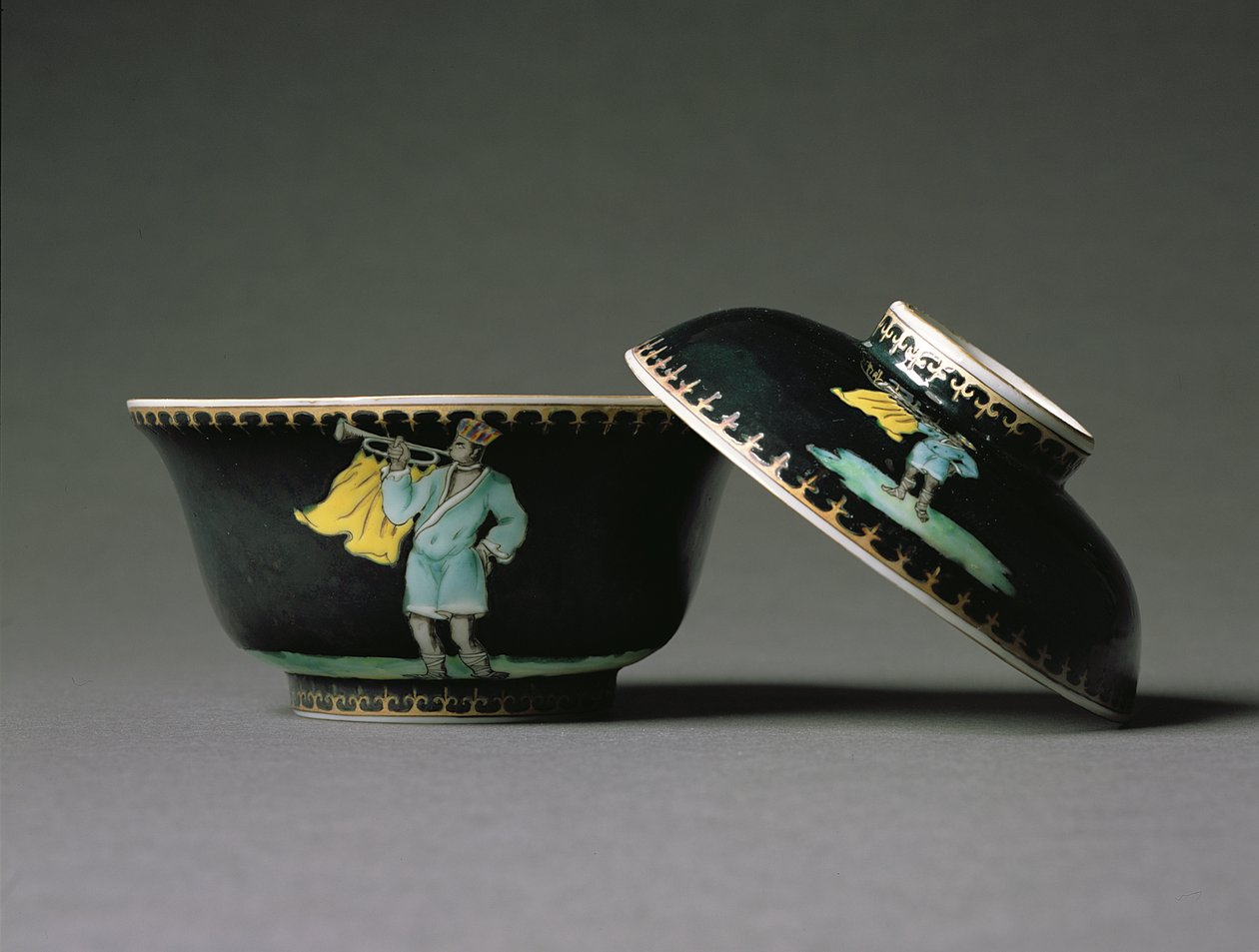 एक चीनी मिट्टी और कवर, कियानलॉन्ग पीरियड (1736-95) c.1740 (चीनी मिट्टी के बरतन) (यह भी देखें 31455) द्वारा चीनी स्कूल