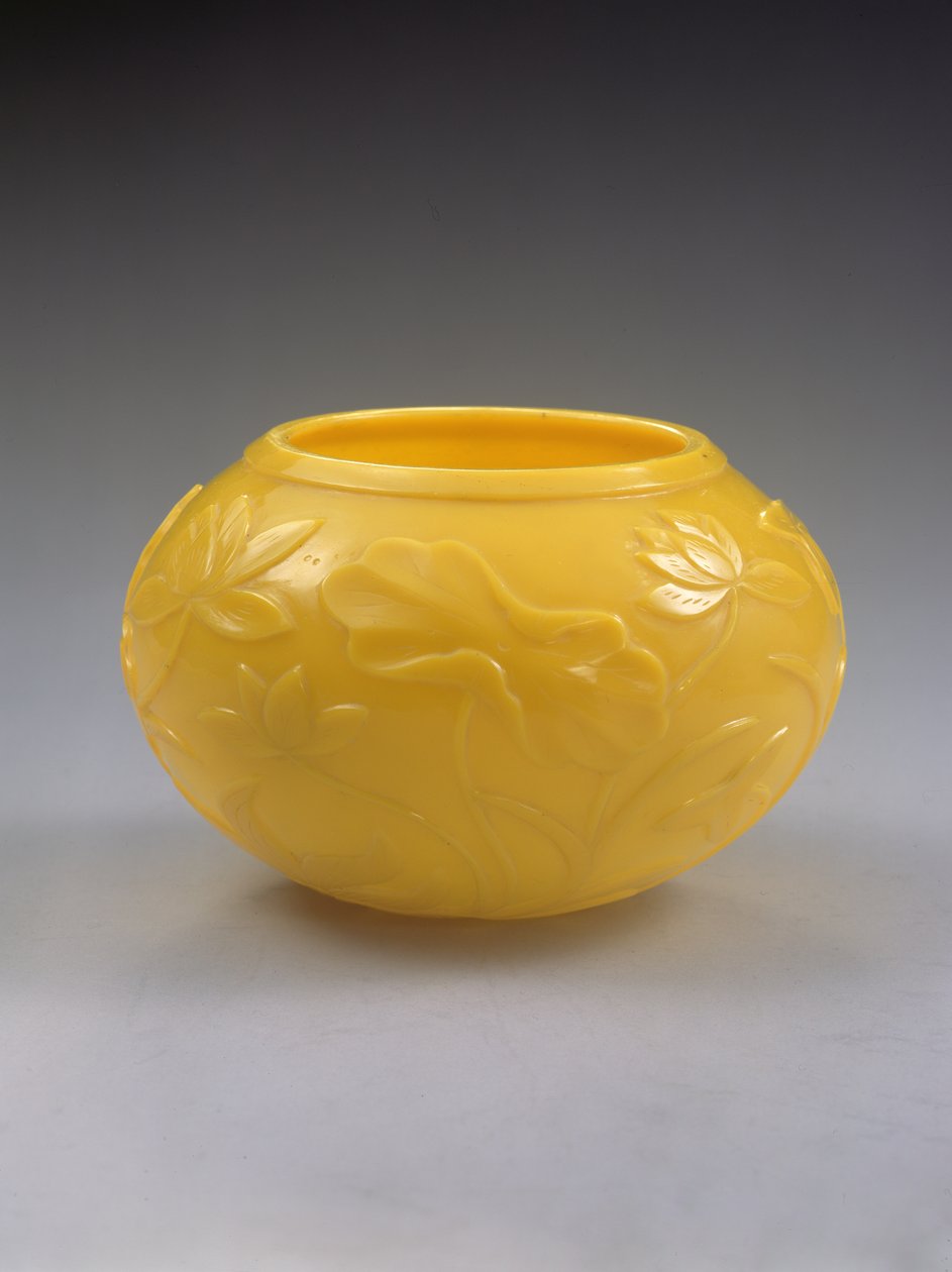 नक्काशीदार कटोरा, कियानलॉन्ग अवधि (1736-95) (रंगीन कांच) (272125 भी देखें) द्वारा चीनी स्कूल