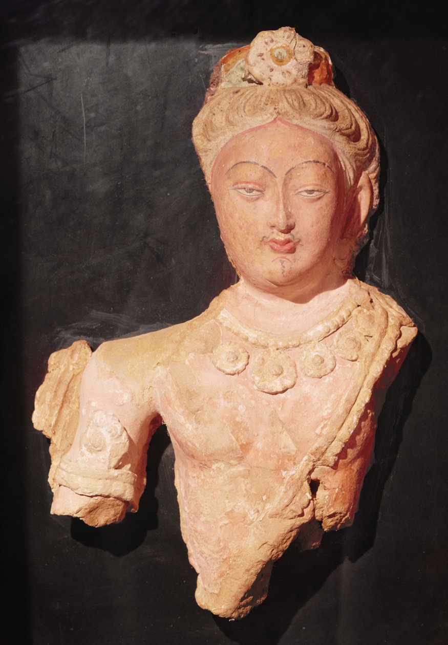 कुमटुरा, झिंजियांग, 7 वीं -8 वीं शताब्दी (चित्रित कोब) से रियासत की पोशाक में एक बोधिसत्व का सिर द्वारा चीनी स्कूल