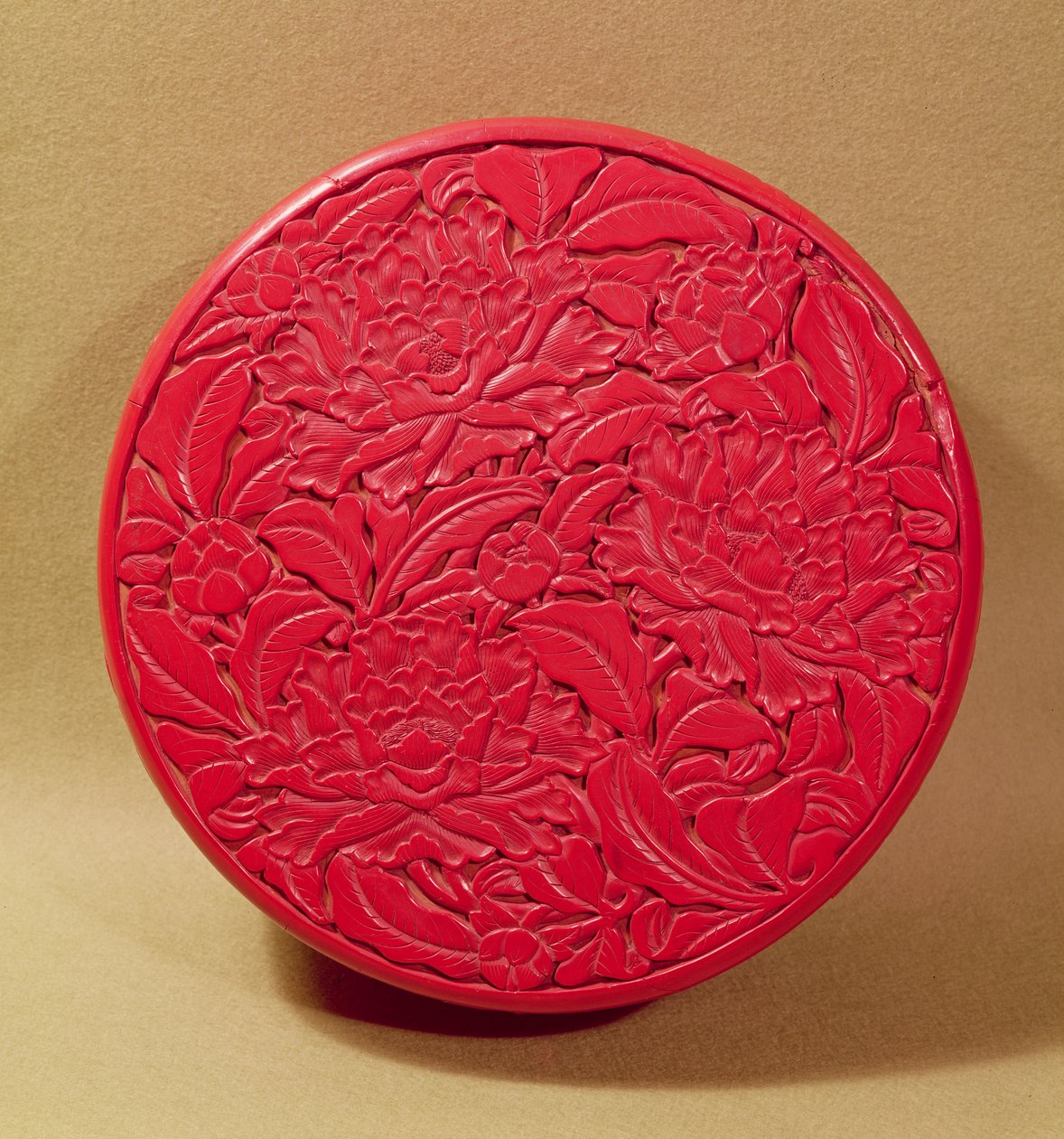 चपरासियों से सजे लाल लाख के डिब्बे, c.1426-35 (लकड़ी पर लाख) द्वारा चीनी स्कूल