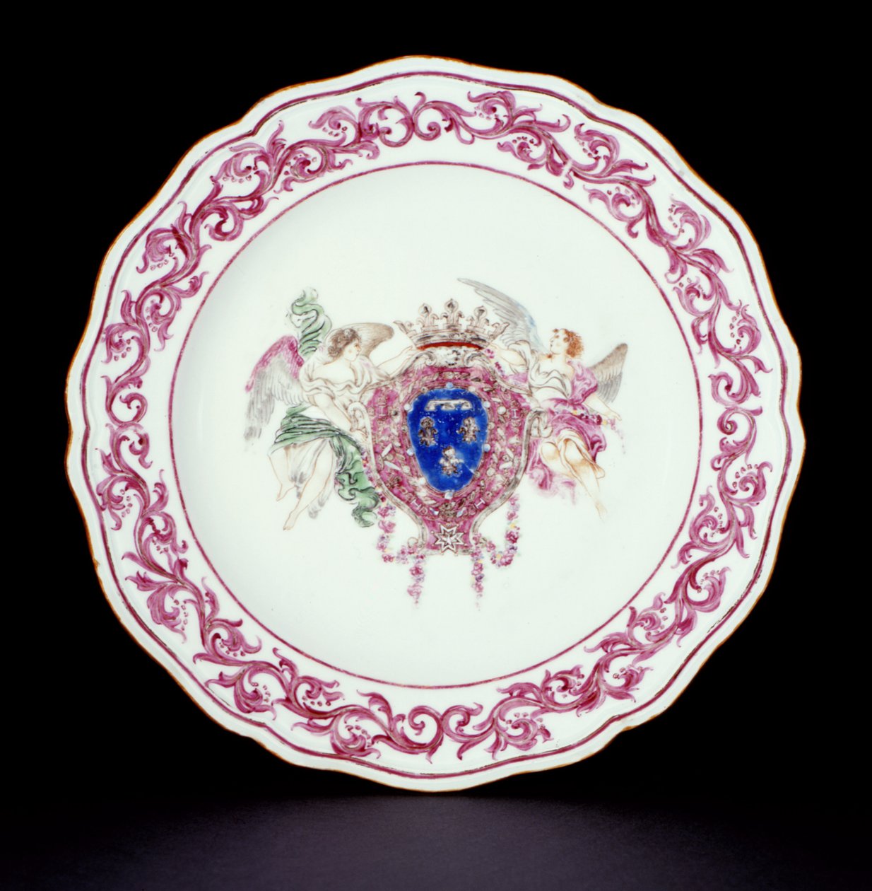 फ्रांस के हथियार, किलोंग काल (1736-95) c.1765 (चीनी मिट्टी के बरतन) के साथ रोज़ फैमिल डिनर प्लेट द्वारा चीनी स्कूल