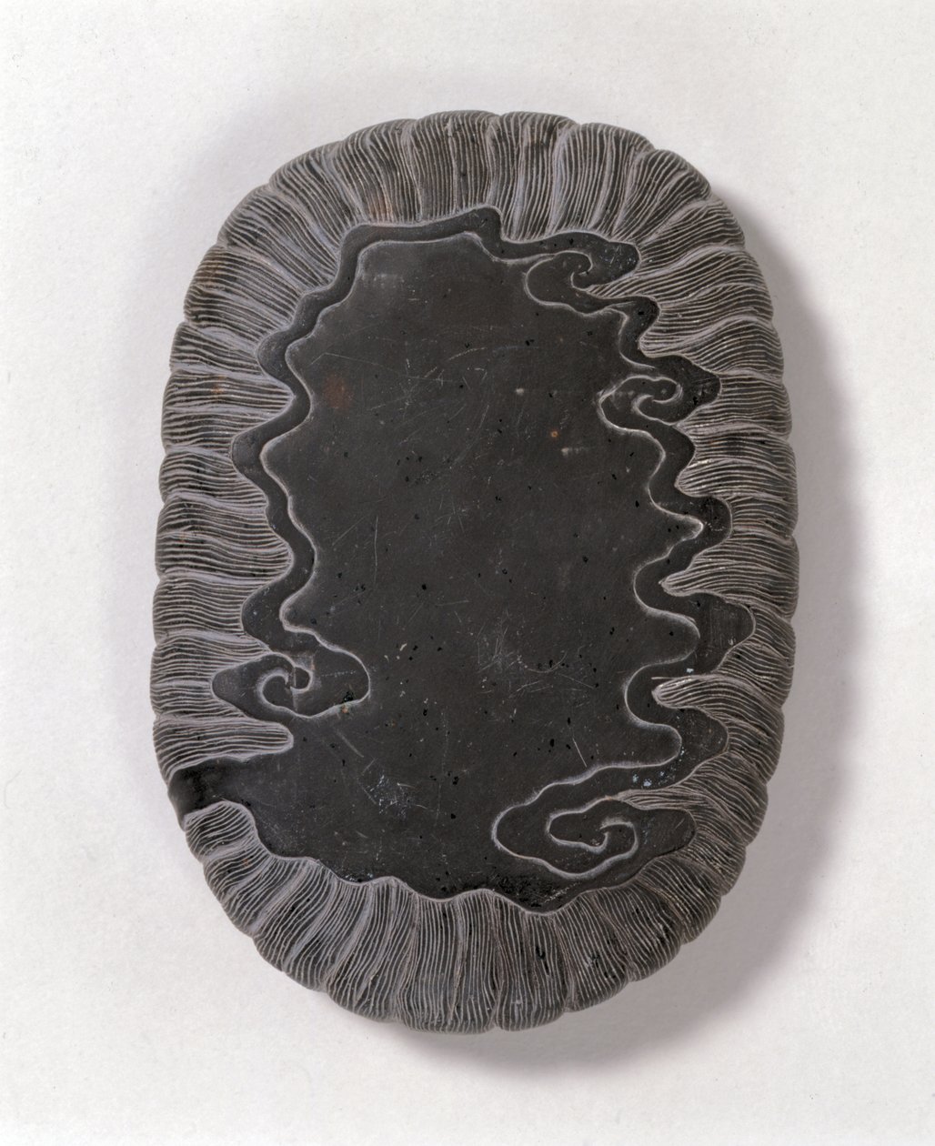 इंकस्टोन लहर पैटर्न के साथ नक्काशीदार, शायद मिंग राजवंश (ग्रे टुआन पत्थर) (अंडरसाइड) (देखें 142695) द्वारा चीनी स्कूल चीनी स्कूल