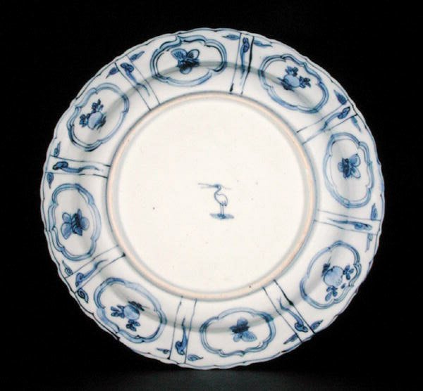 एक नीली और सफेद क्राक प्लेट के नीचे, एग्रेट मार्क, वानली, 1595-1605 (चीनी मिट्टी के बरतन) (325990 देखें) द्वारा चीनी स्कूल चीनी स्कूल
