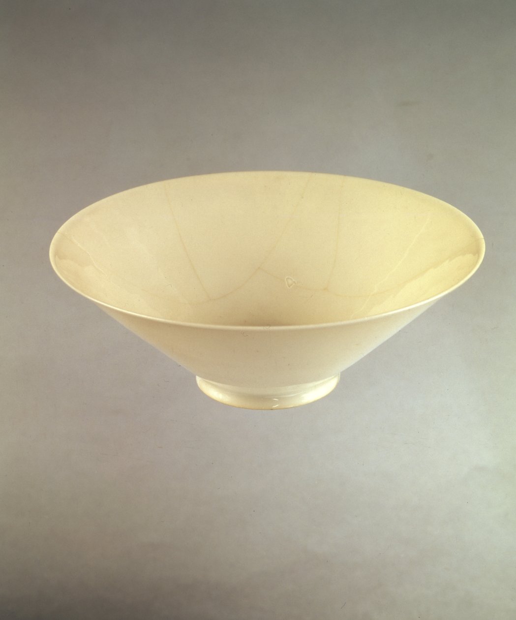 चिंग-ते-चेन भट्टों से युंग लो वाइन कप, c.1403-25 (चीनी मिट्टी के बरतन) द्वारा चीनी स्कूल चीनी स्कूल