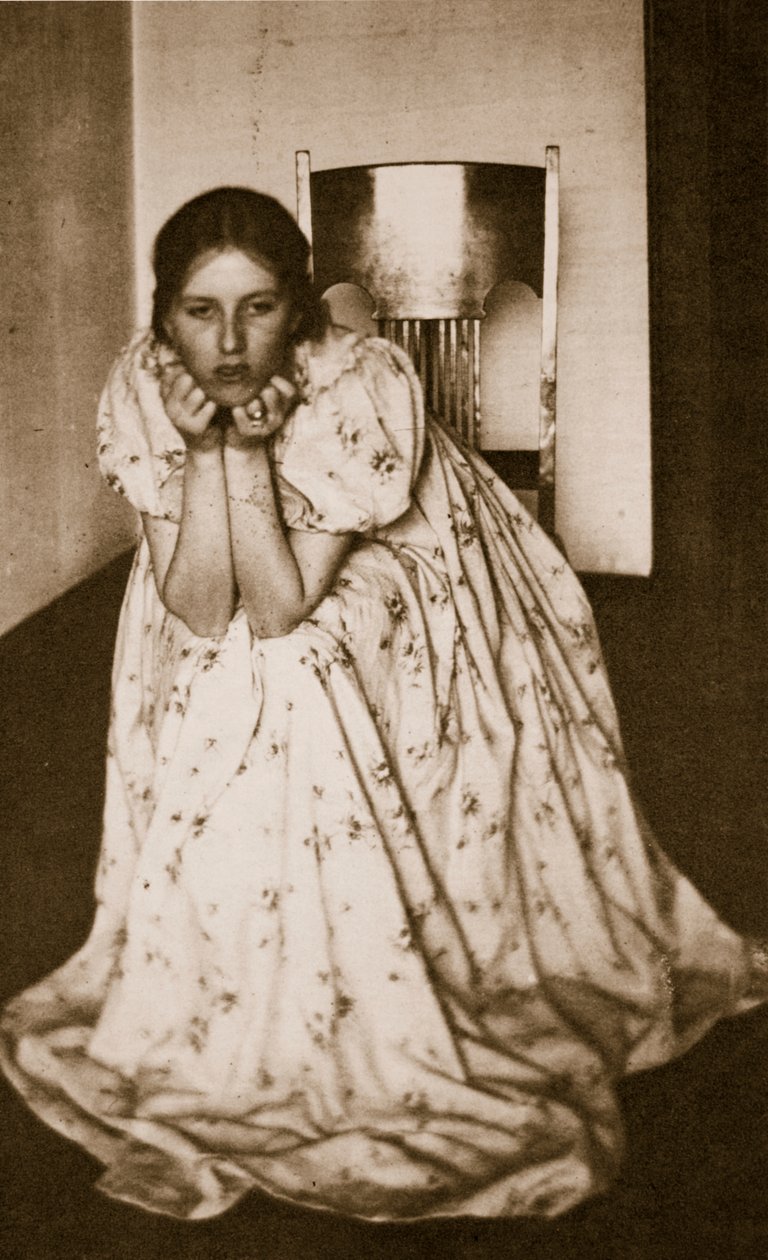 फूल वाली पोशाक में लड़की, c.1910 (फोटोग्राव्योर) द्वारा क्लैरेंस हेनरी व्हाइट