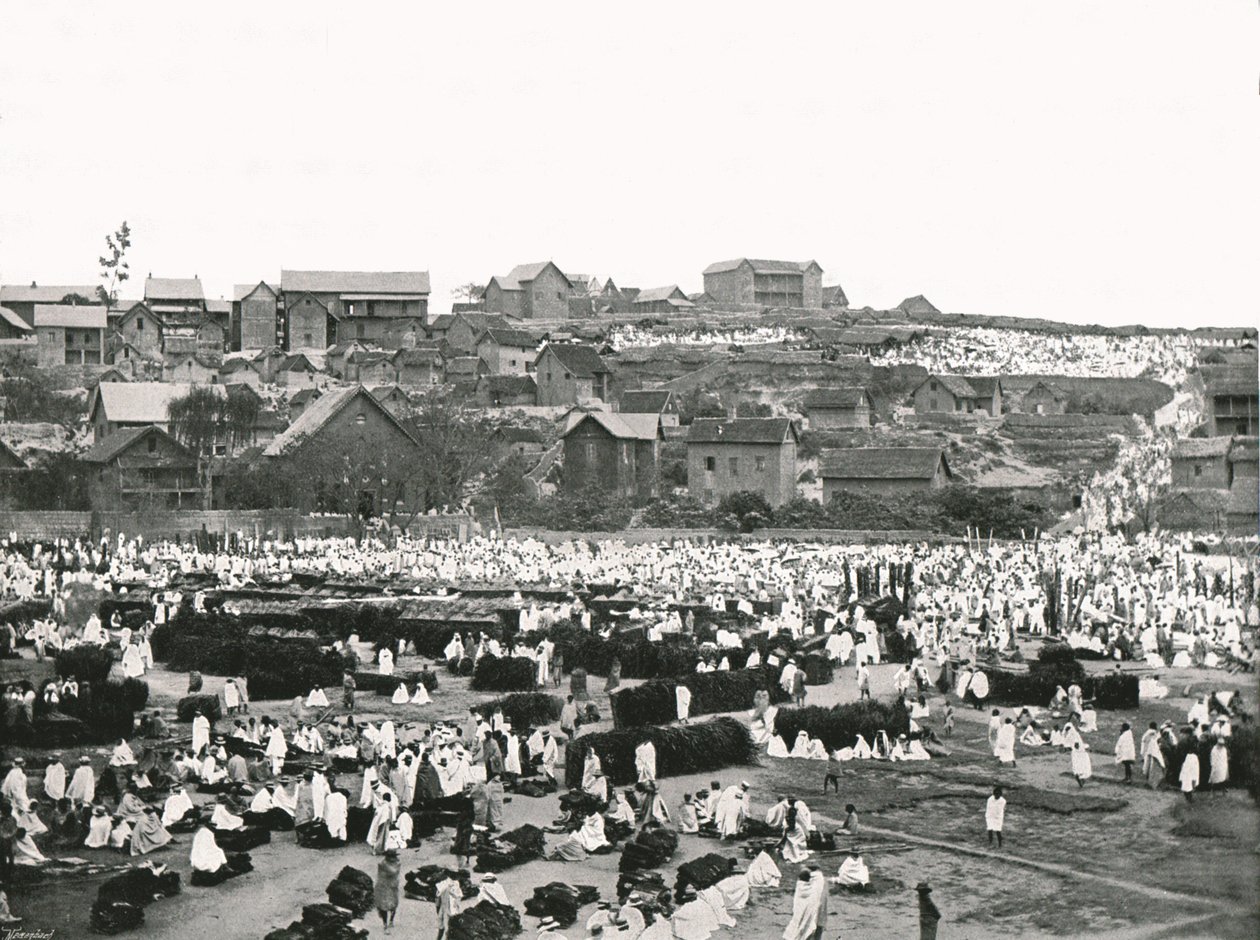 द मार्केट प्लेस, एंटानानारिवो, मेडागास्कर, 1895। द्वारा कर्नल स्टीवर्ट