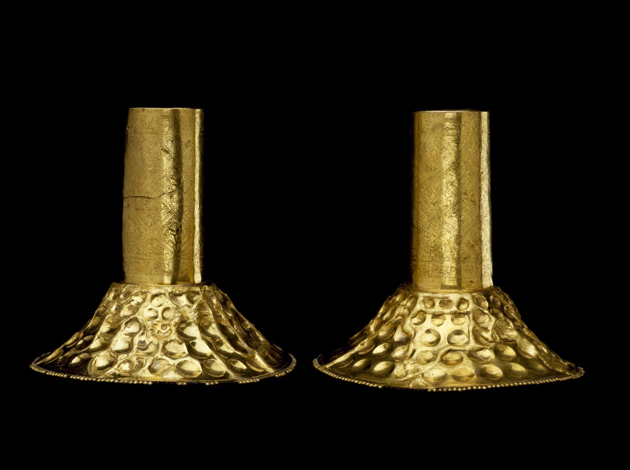 एक शासक या जादूगर द्वारा पहने जाने वाले कान के आभूषणों की जोड़ी द्वारा संस्कृति चिमु