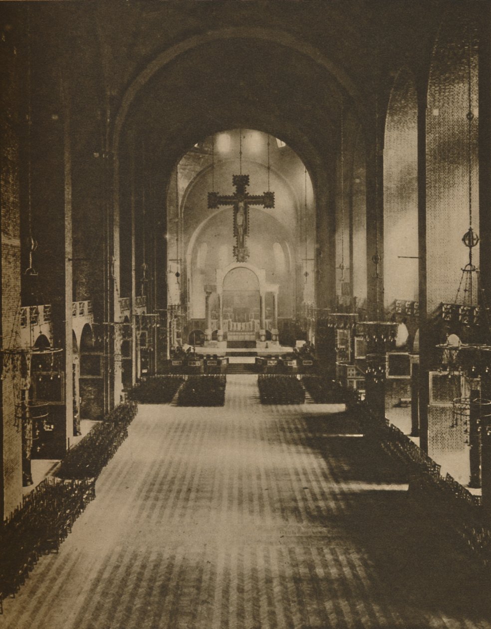 वेस्टमिंस्टर कैथेड्रल का इंटीरियर वेस्ट एंड से देखा गया, c1935। द्वारा सिरिल एलिस