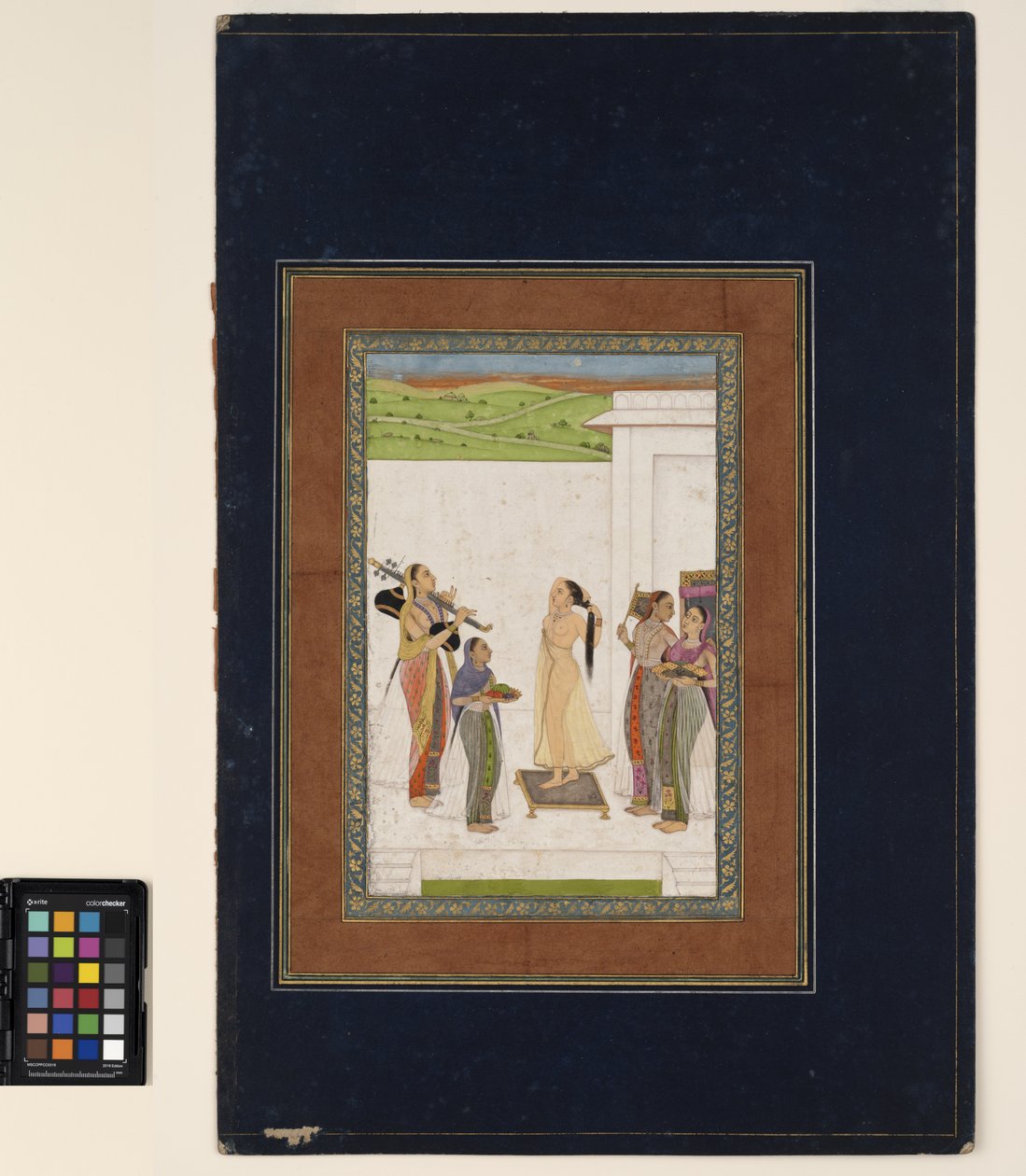 एक महिला अपना शौचालय पूरा कर रही है, c.1725 (अपारदर्शी जल रंग और कागज पर सोना, एक एल्बम पृष्ठ पर लगा हुआ) द्वारा डेक्कन स्कूल