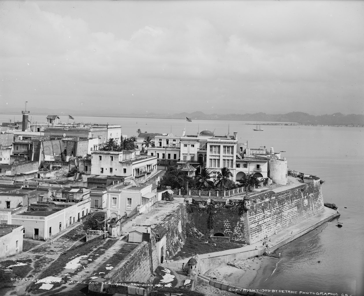 गवर्नर पैलेस और समुद्री दीवार, सैन जुआन, प्यूर्टो रिको, c.1903 द्वारा डेट्रोइट प्रकाशन कंपनी