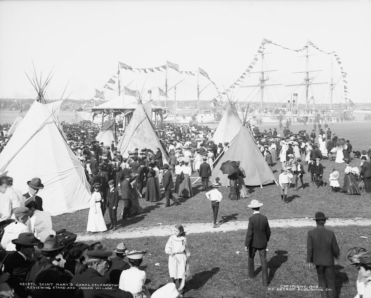 सेंट मैरी कैनाल उत्सव, समीक्षा स्टैंड और भारतीय गांव, c.1905 द्वारा डेट्रोइट प्रकाशन कंपनी