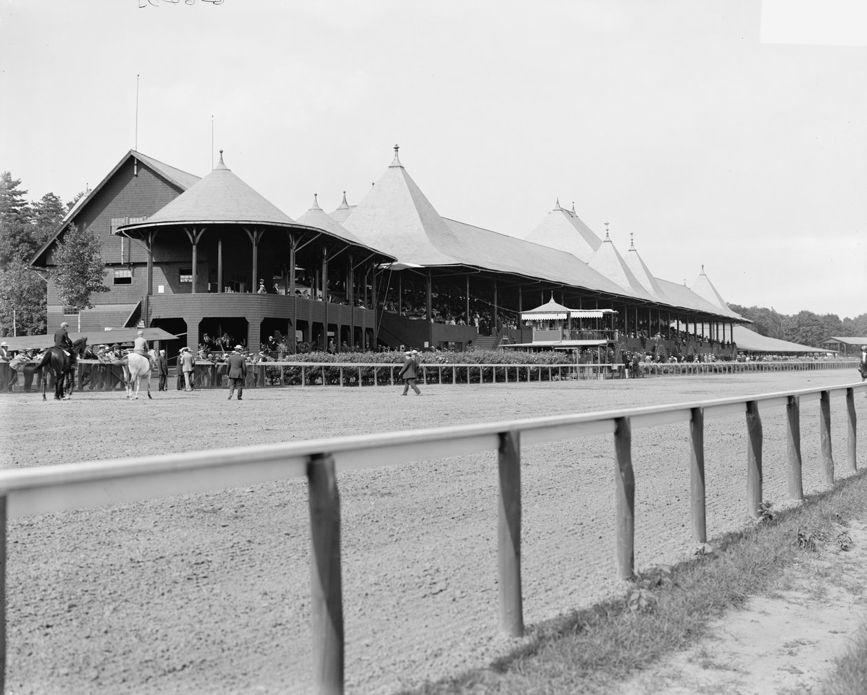 साराटोगा स्प्रिंग्स, एनवाई, भव्य स्टैंड, रेस ट्रैक, c.1900-10 द्वारा डेट्रोइट प्रकाशन कंपनी
