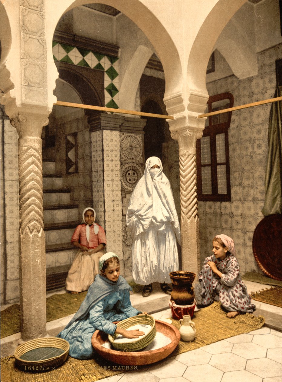 एक आंगन, अल्जीयर्स, अल्जीरिया में कूसकूस तैयार करती मूरिश महिलाएं, c.1899 (फोटोमैकेनिकल प्रिंट) द्वारा डेट्रोइट फोटोग्राफिक कंपनी
