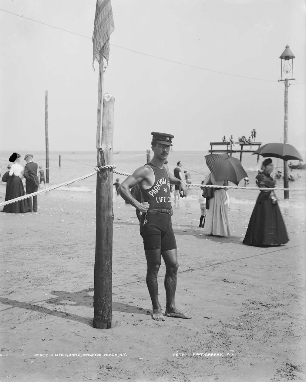 लाइफगार्ड, ब्राइटन बीच, ब्रुकलिन, न्यूयॉर्क सिटी, यूएसए, c.1905 (b/w फोटो) द्वारा डेट्रोइट प्रकाशन कंपनी