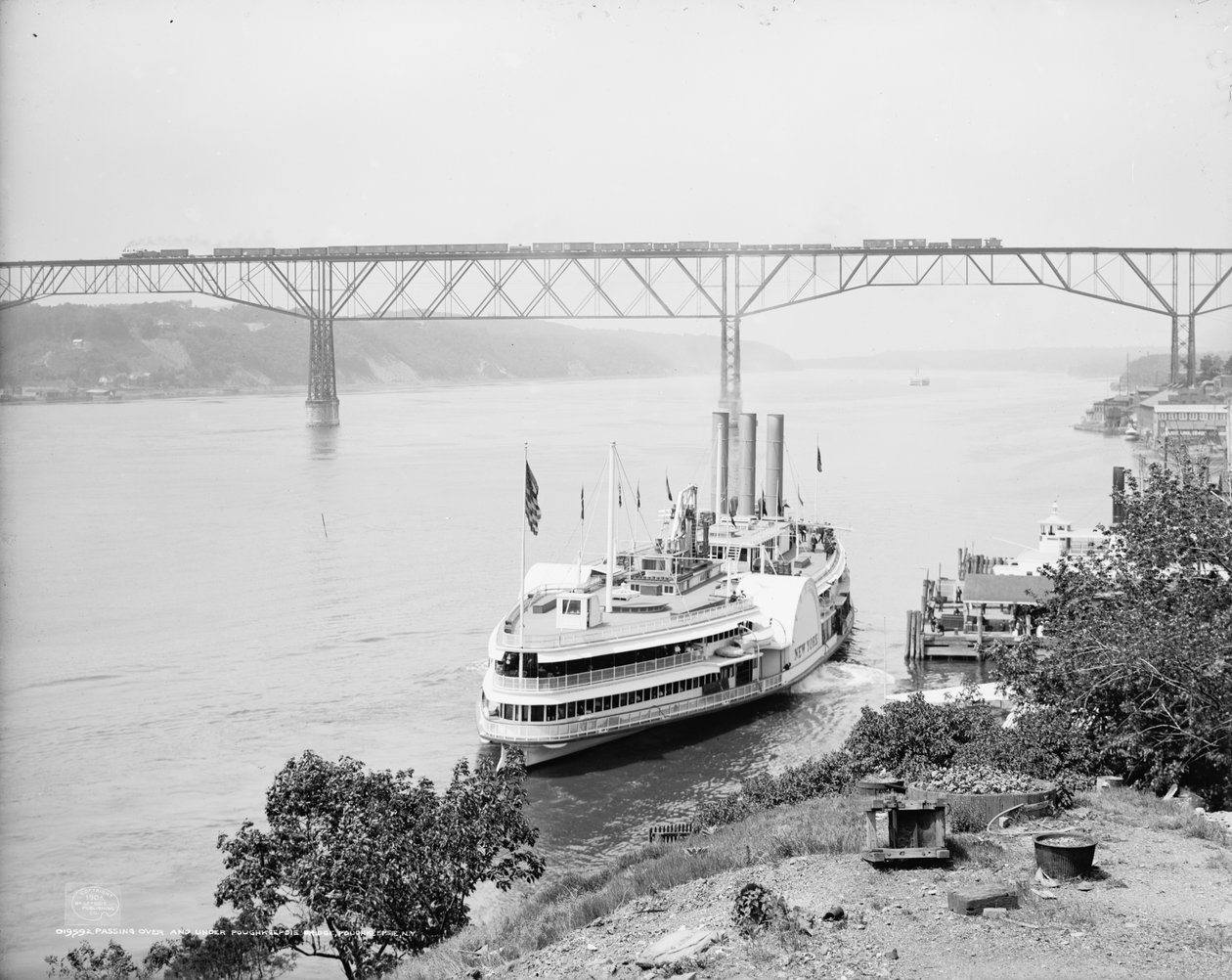 Poughkeepsie Bridge, Poughkeepsie, NY, c.1906 के ऊपर और नीचे से गुजरना द्वारा डेट्रोइट प्रकाशन कंपनी