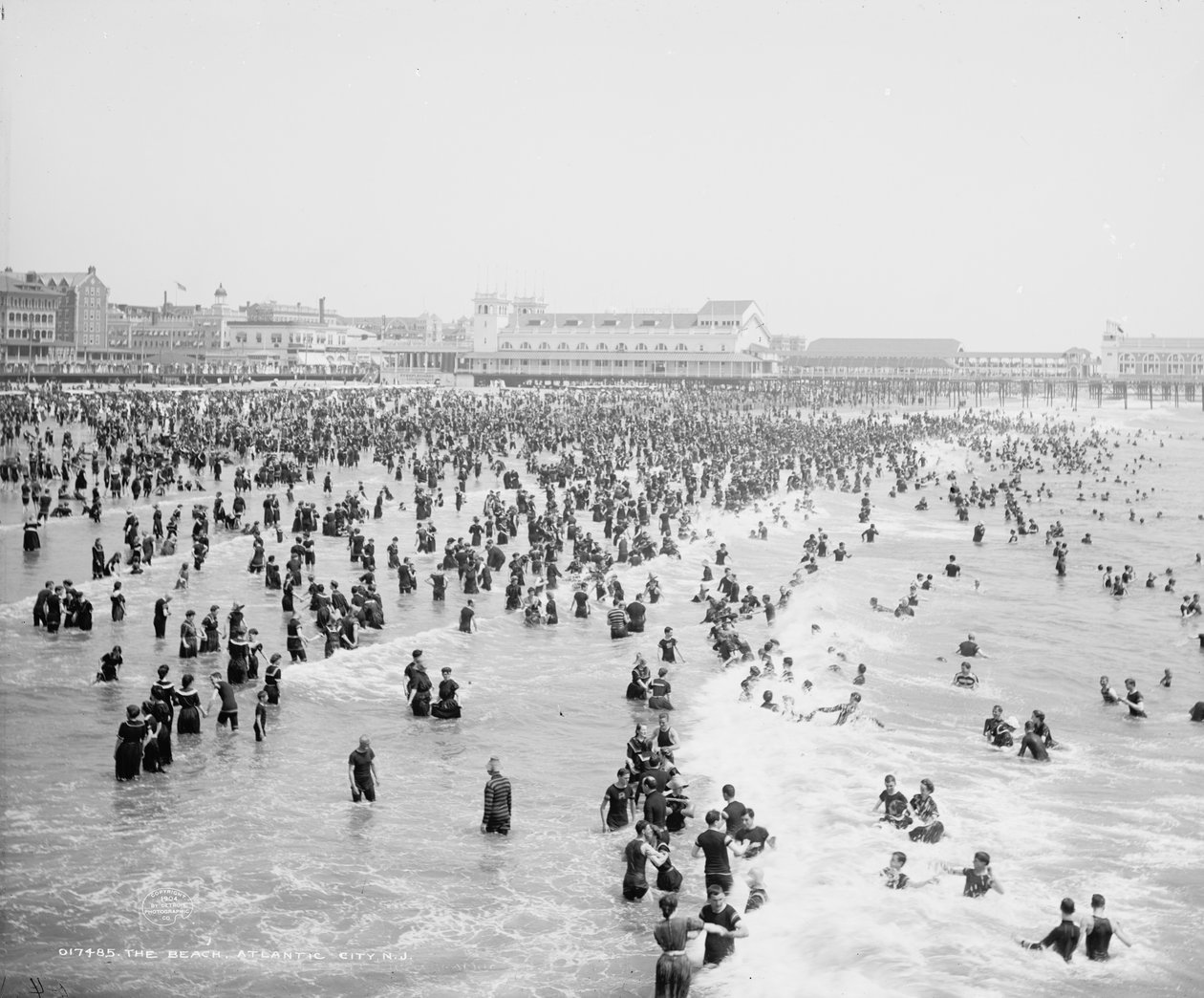 समुद्र तट, अटलांटिक सिटी, c.1904 (b/w फोटो) द्वारा डेट्रोइट प्रकाशन कंपनी