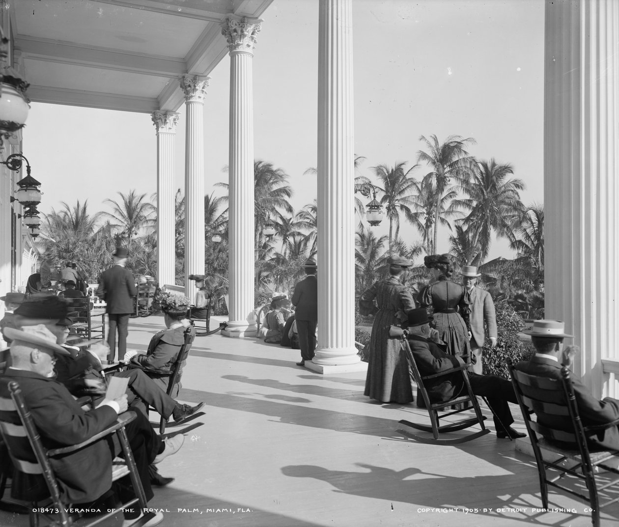 होटल रॉयल पाम, मियामी, फ्लोरिडा का वेरंडा, c.1905 द्वारा डेट्रोइट प्रकाशन कंपनी