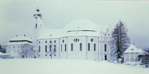 बर्फ में Wieskirche का दृश्य (फोटो) द्वारा डोमिनिकस ज़िमरमन