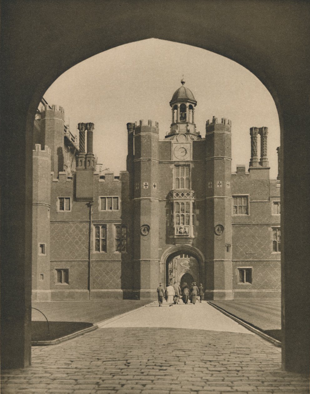बेस कोर्ट, वॉल्सी पैलेस का पहला चतुर्भुज, c1935। द्वारा डोनाल्ड मैकलेश