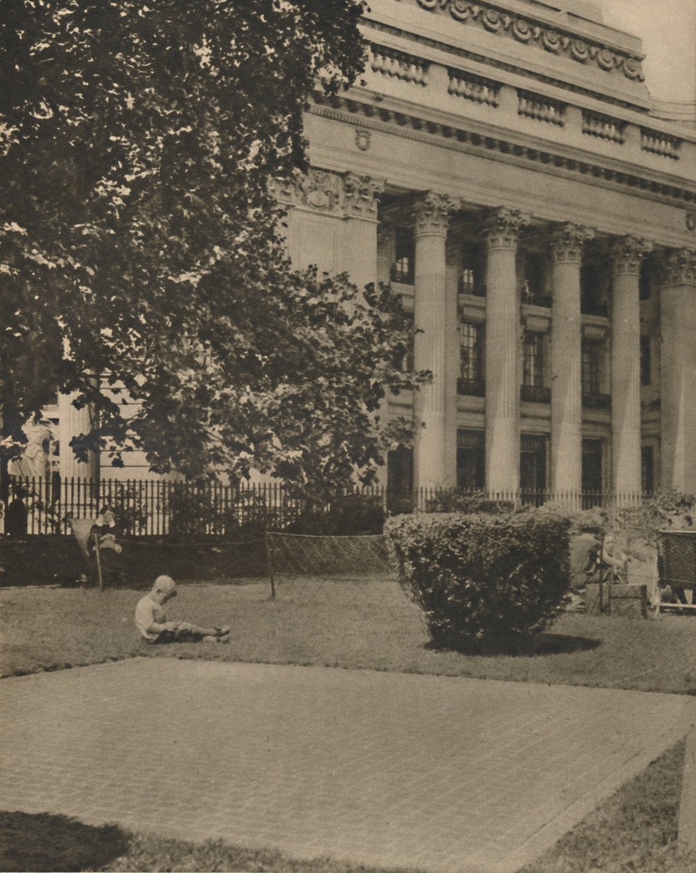 बच्चे खेलते हैं एक बार जहां पाड़ खून बह गया, c1935। द्वारा डोनाल्ड मैकलेश