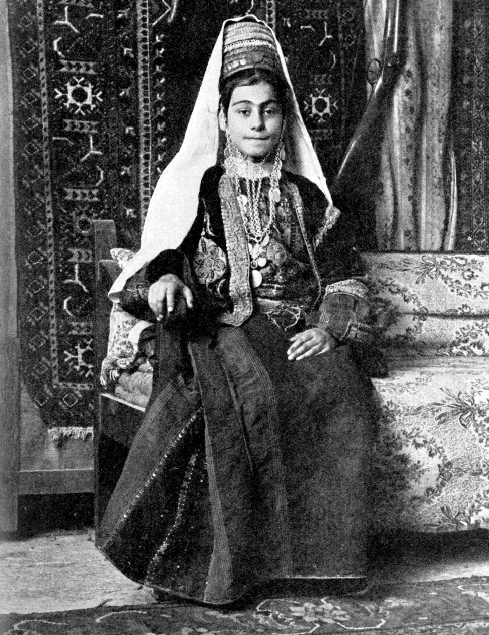 एक शादी की पोशाक में ईसाई महिला, फिलिस्तीन, 1936। द्वारा डोनाल्ड मैकलेश