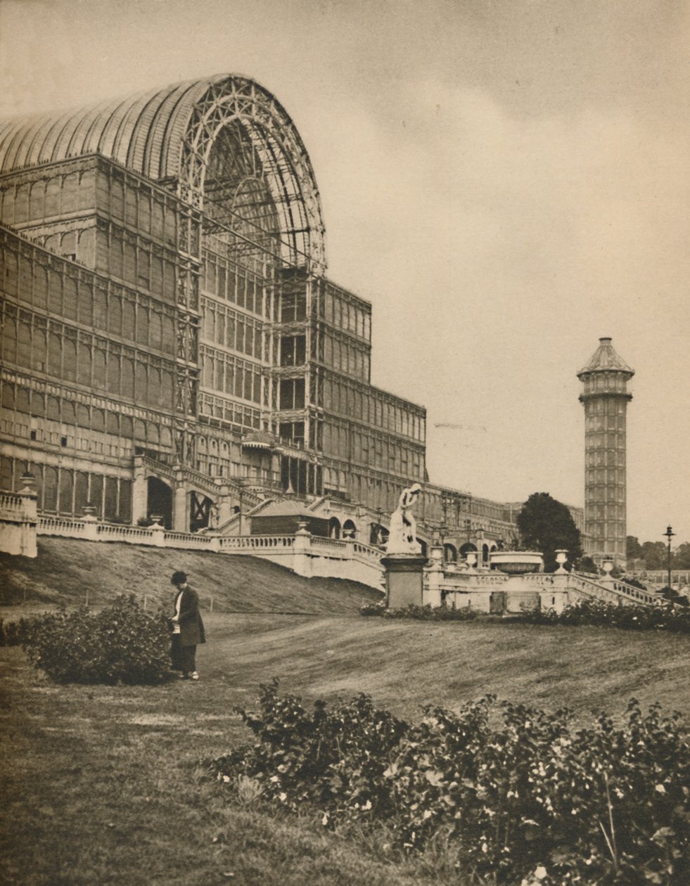 सिडेनहैम में क्रिस्टल पैलेस के ग्लास और गर्डर्स, c1935। द्वारा डोनाल्ड मैकलेश