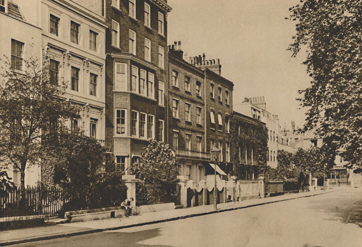 केंसिंग्टन स्क्वायर जो अभी भी दो शताब्दियों की शांति को बरकरार रखता है, c1935। द्वारा डोनाल्ड मैकलेश