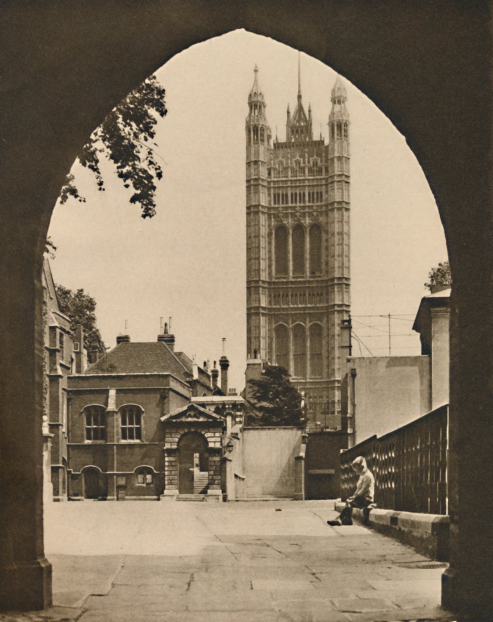 वेस्टमिंस्टर में लिटिल डीन यार्ड: ए व्यू ऑफ ए इंग्लिश पब्लिक स्कूल, c1935। द्वारा डोनाल्ड मैकलेश