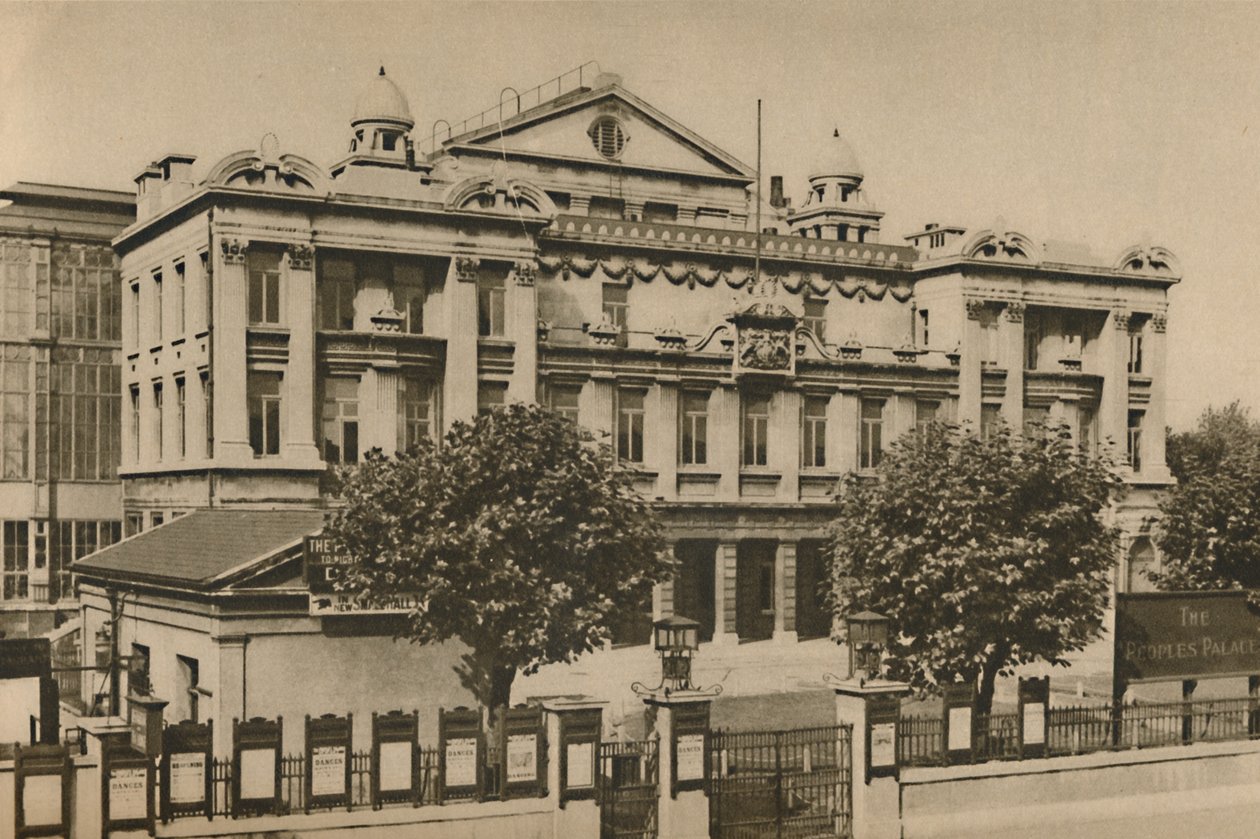 माइल एंड रोड में पीपल्स पैलेस के बाहर, c1935। द्वारा डोनाल्ड मैकलेश