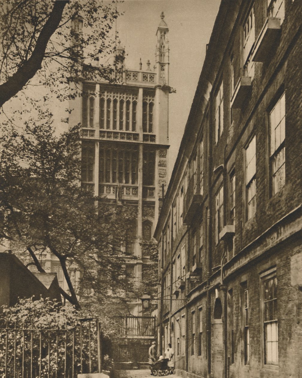 क्लिफ़ोर्ड्स इन, C1935 से रिकॉर्ड्स ऑफ़िस के पिनेकल्ड टॉवर। द्वारा डोनाल्ड मैकलेश