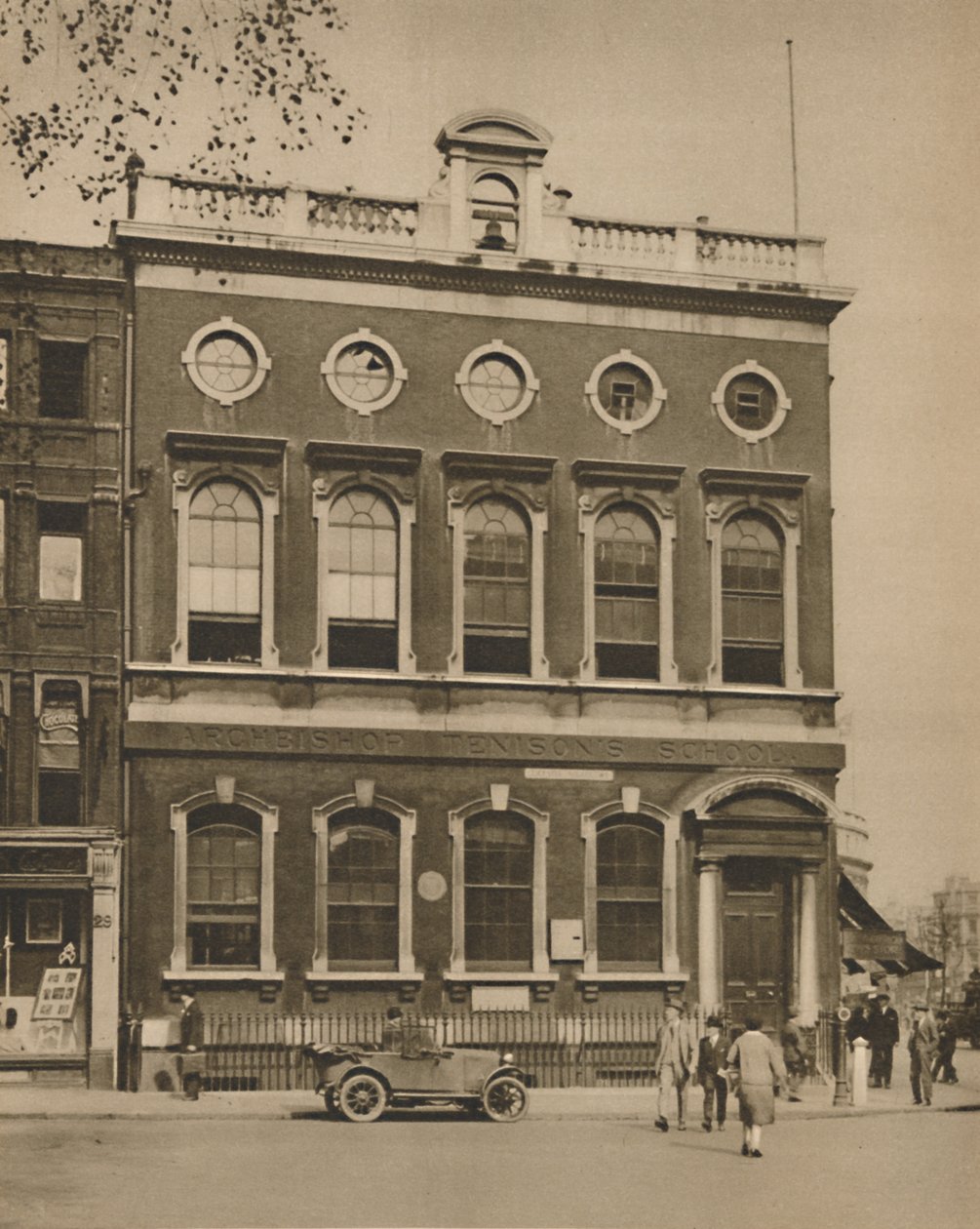 स्कूल ऑफ़ लीगेस्टर स्क्वायर ऑन द साइट ऑन हॉगर्थ्स हाउस, c1935। द्वारा डोनाल्ड मैकलेश