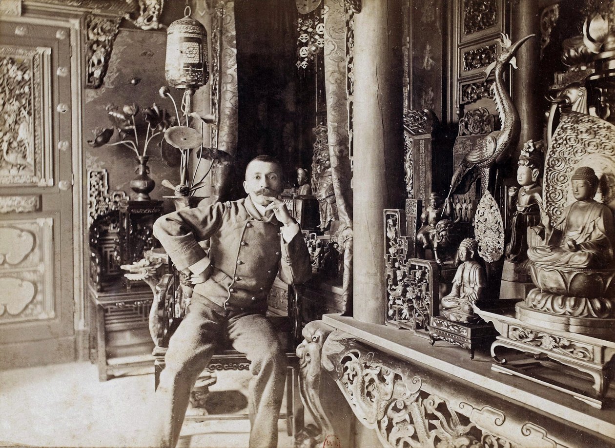 पियरे लोटी (1850-1923) फ्रांसीसी लेखक, यहां रोशफोर्ट में घर पर, पॉल कार्डन उर्फ डोर्नैक द्वारा फोटो, c. १८९२ द्वारा डोर्नैकी