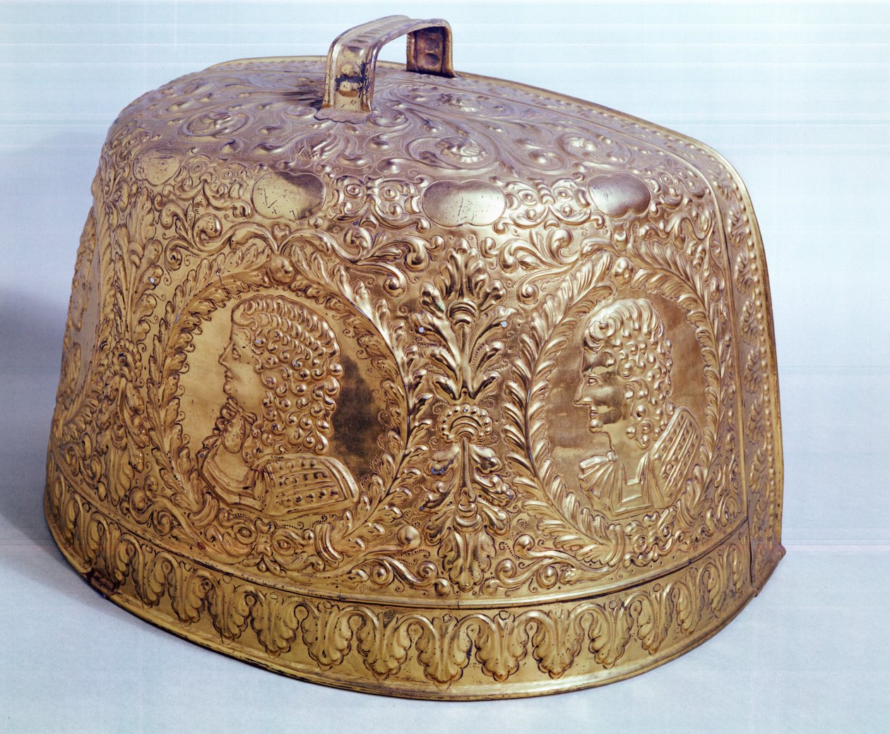 कर्फ्यू, c.1685 (सजे हुए पीतल) द्वारा डच स्कूल