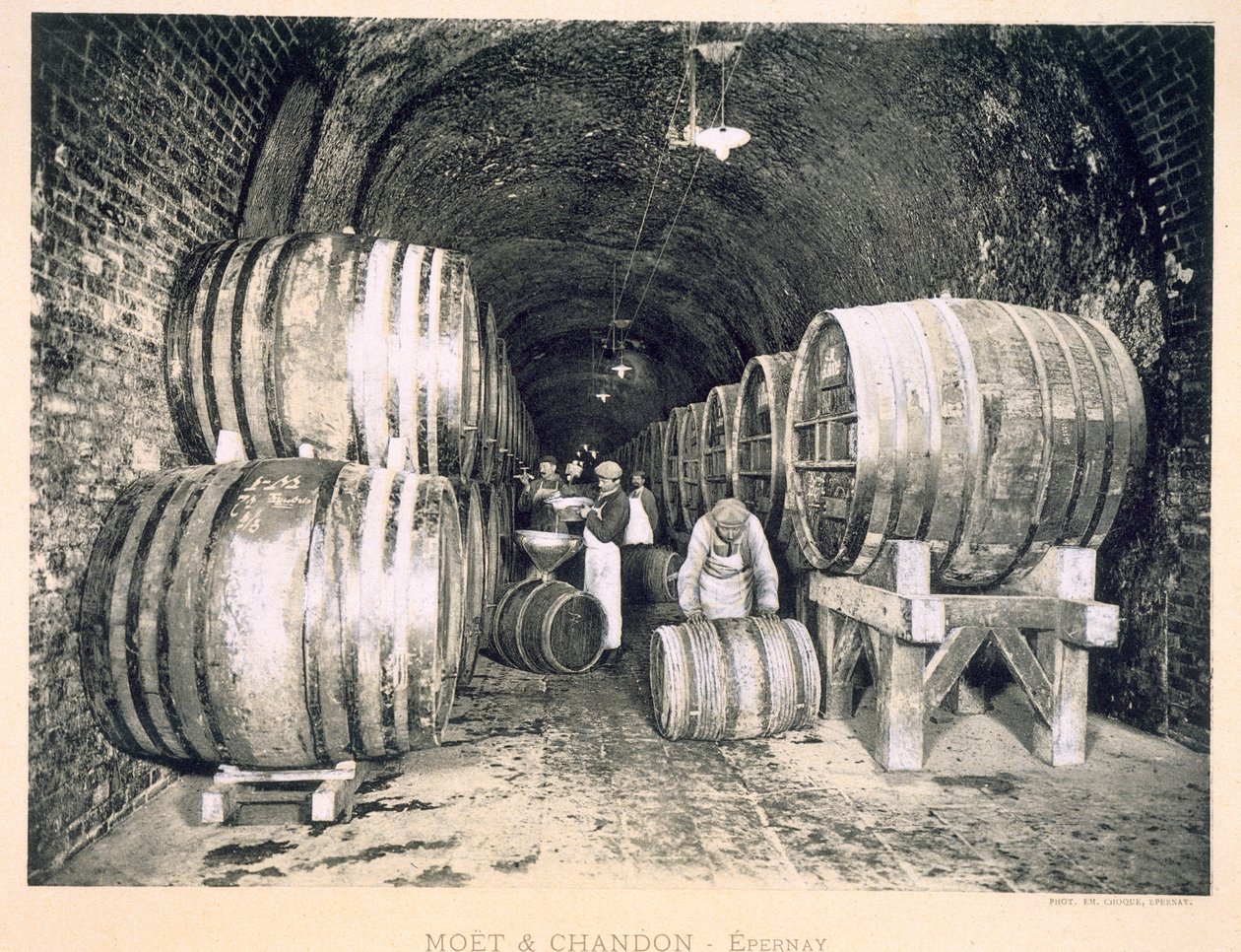 पब में शराब डालना, &39;ले फ्रांस विनीकोल&39;, पब से Moet und Chandon, Epernay (फोटोलिथो) द्वारा द्वारा ईएम चोके