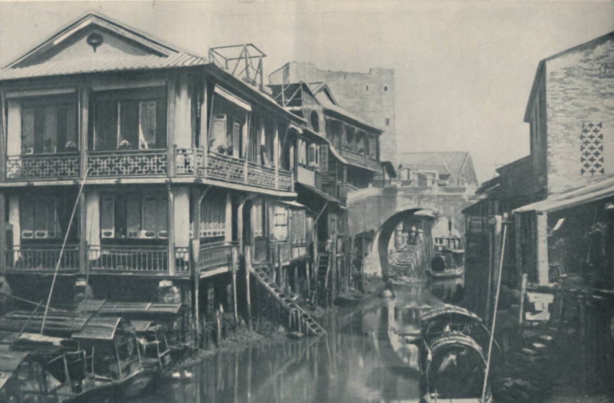 गरीबी और दर्द से बेखबर घरों की ओर जाने वाले एक पुल के नीचे फंसे हुए पानी, c1935 द्वारा ENA