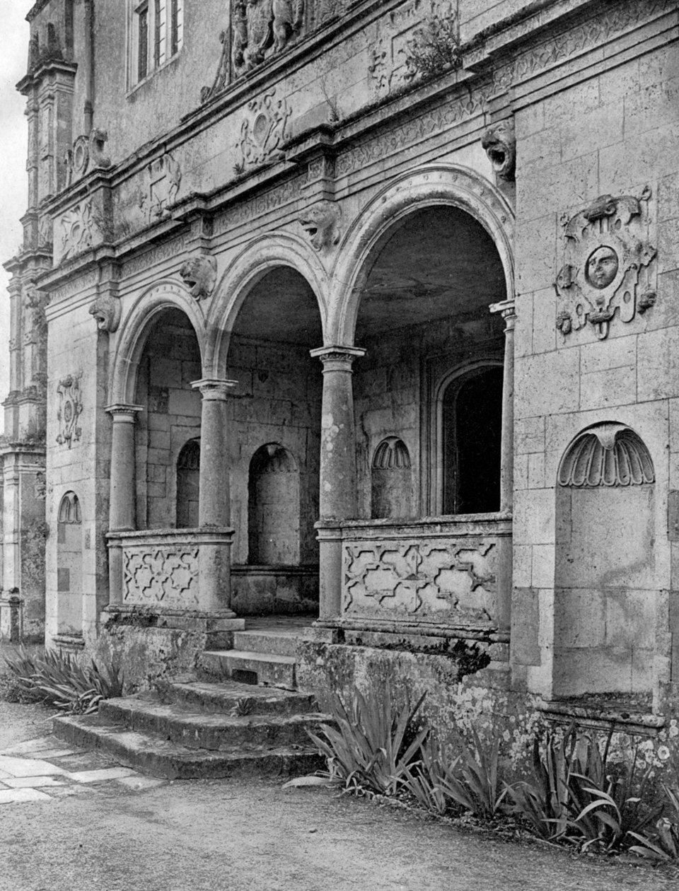 लॉजिया, क्रैनबोर्न मैनर हाउस, डोर्सेट, 1924-1926। द्वारा ई। कमीने