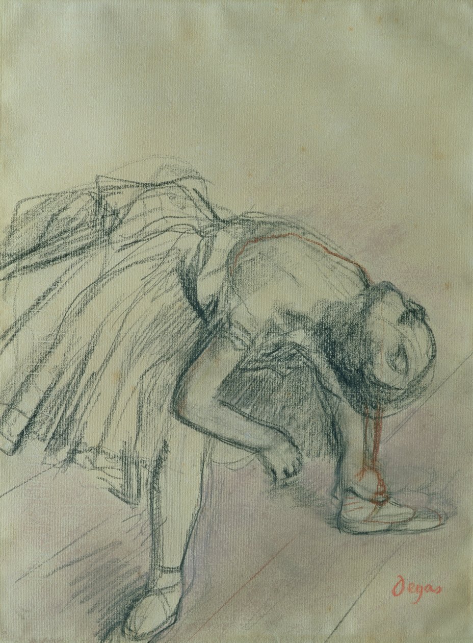 डांसर फिक्सिंग उसकी चप्पल, c.1865 (कागज पर कोयला) द्वारा एडगर डीगास