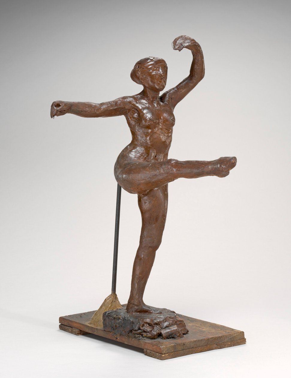 चौथा स्थान मोर्चा, बाएँ पैर पर, c.1885-1890 (पीला भूरा मोम और प्लास्टिलीन) द्वारा एडगर डीगास