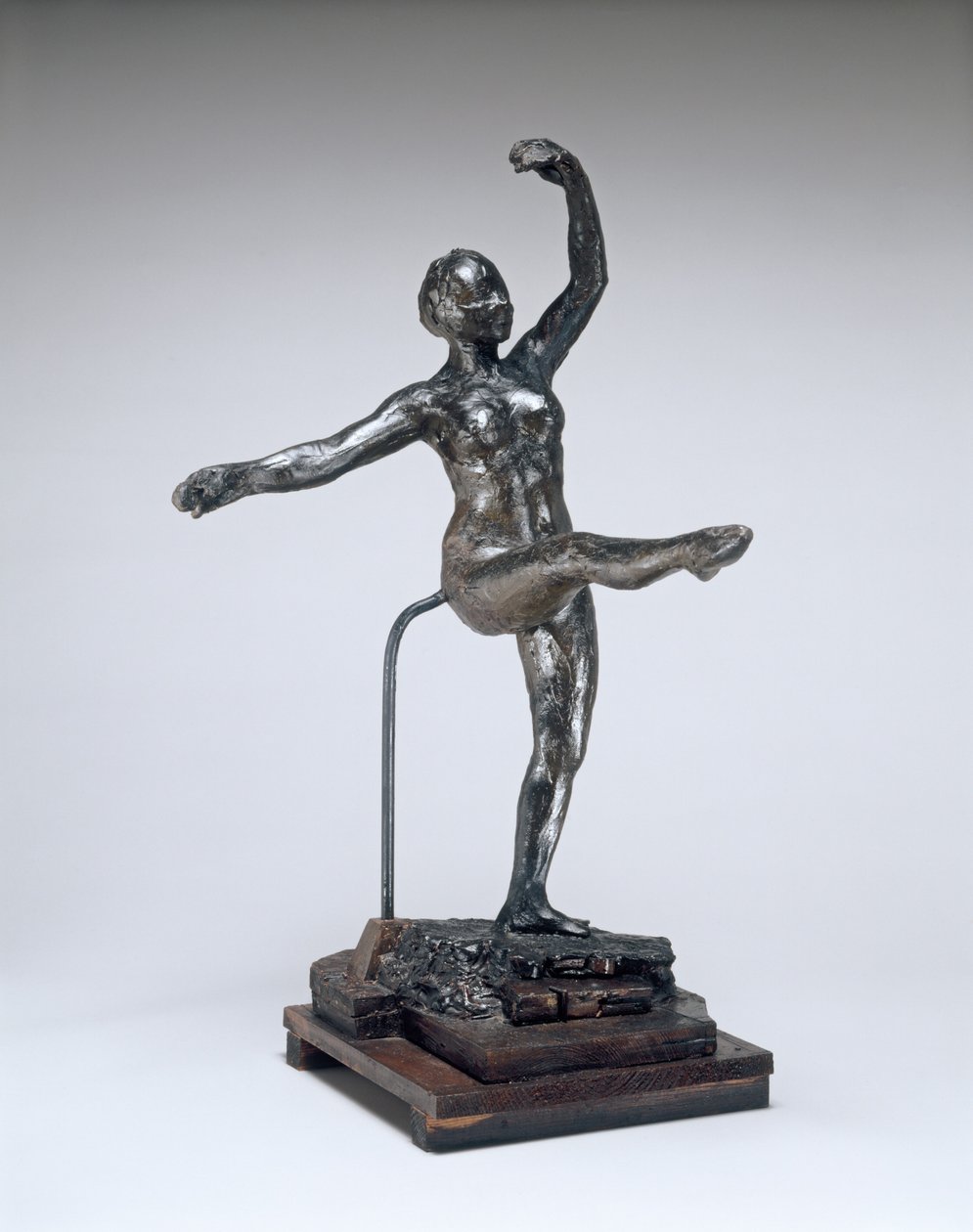चौथा स्थान फ्रंट, लेफ्ट लेग पर, c. 18851890। द्वारा एडगर डीगास