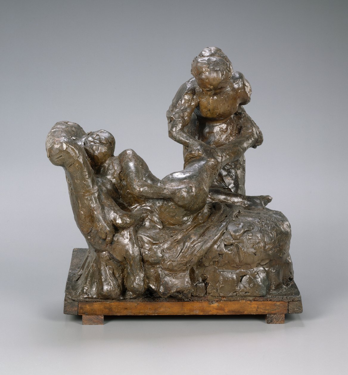 द मेस्यूज़, ग्रुप, c.1895 (प्लास्टिलिन, मेटल आर्मेचर, वुड, बेस पर कॉर्क) द्वारा एडगर डीगास