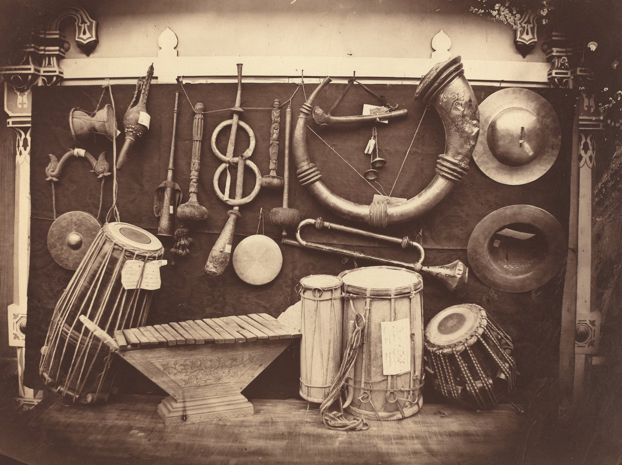 स्टिल लाइफ ऑफ म्यूजिकल इंस्ट्रूमेंट्स, c.1863 (ब्लैक एंड व्हाइट फोटोग्राफ) द्वारा एडमंड लेबेल