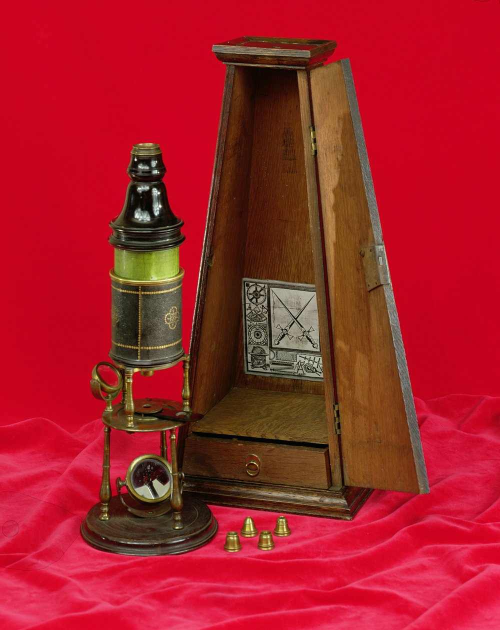 एडमंड कुल्पेपर (1660-1738) अंग्रेजी, c.1730 द्वारा निर्मित कम्पाउंड मोनोकुलर माइक्रोस्कोप द्वारा एडमंड कुल्पेपर
