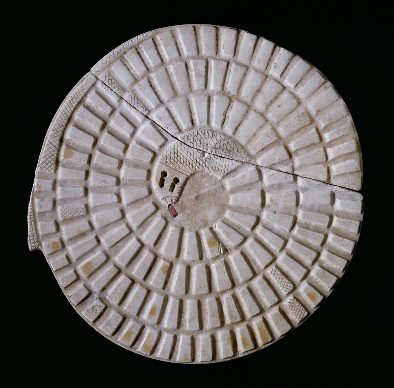 मिस्र के सांप के आकार का गेमिंग बोर्ड, जिसका इस्तेमाल नागिन खेल `मीन्ह &39;के लिए किया जाता है, तीसरी शताब्दी ईसा पूर्व (जैस्पर जूलर के साथ अलाबा) द्वारा मिस्र