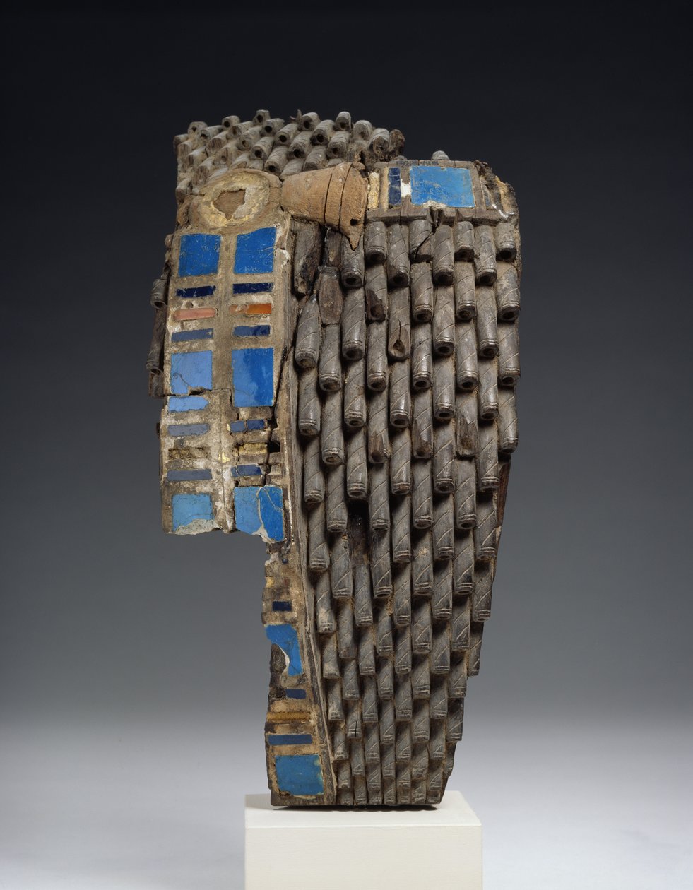 लकड़ी में गढ़ी गई एक शाही विग का टुकड़ा, 18 वीं -19 वीं राजवंश, c.1540-1190 ईसा पूर्व (लकड़ी, चारा, रॉहाइड, कार्नेलियन) द्वारा मिस्र